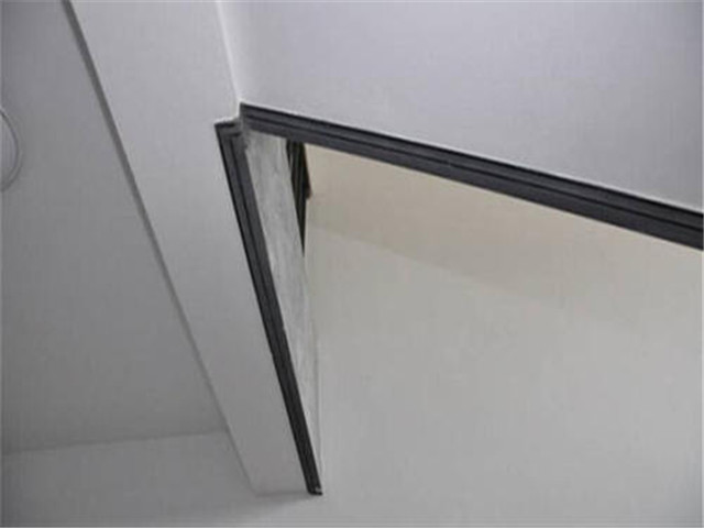 一般是在底面与外墙面交界的地方,黏贴一条建筑滴水护角,雨水在这条